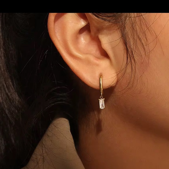 Elegant Gold Hoop Earrings with Clear Stones,Gift box included - Picture 5 of 7